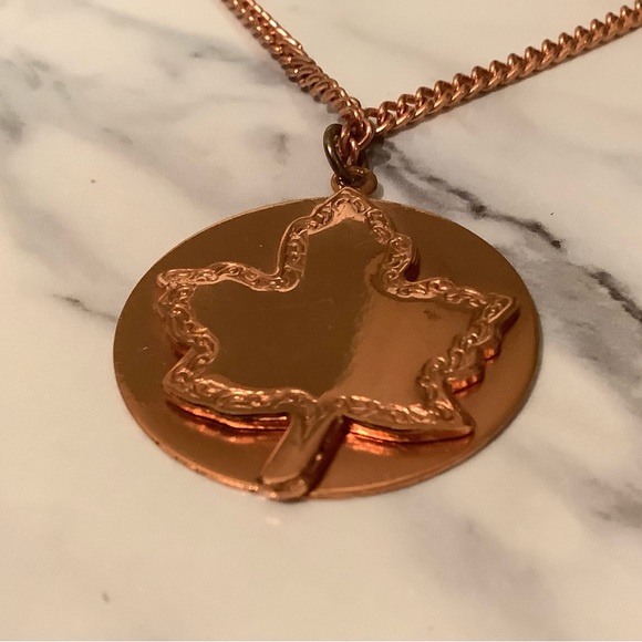 new vintage copper maple leaf medallion pendant - Picture 3 of 7